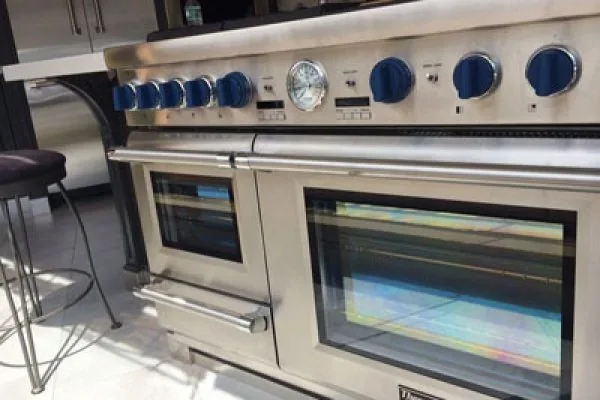 Professional range cooker with blue control knobs